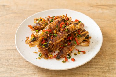 Kızarmış Mantid Karidesi ya da Acılı ve Tuzlu Kerevit Deniz Ürünleri Stili