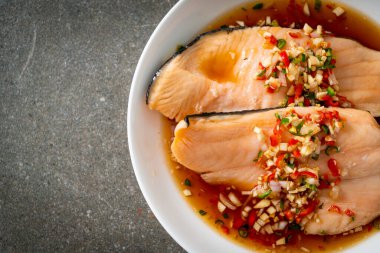 Yuzu Ponzu soslu haşlanmış alabalık veya somon balığı.