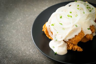 Kore usulü kremalı soğan soslu kar soğanı tavuğu ya da kızarmış tavuk.