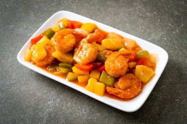 Kızarmış tatlı ve ekşi, tabakta karides, Asya usulü.