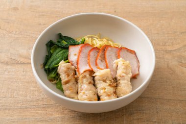 Barbekü Kırmızı Domuz eti ve Asya usulü Çorbalı Wonton Eriştesi.