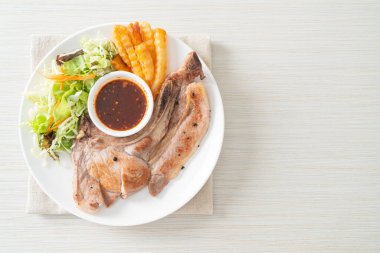 Tayland baharatlı soslu ızgara domuz pirzolası bifteği veya Jaew sosu - füzyon yemeği tarzı
