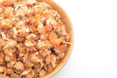 Beyaz arka planda izole edilmiş kurutulmuş karides veya kurutulmuş tuzlu karides.