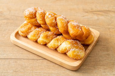 Tahta tabakta, sarmal şekilli şekerli çörek.