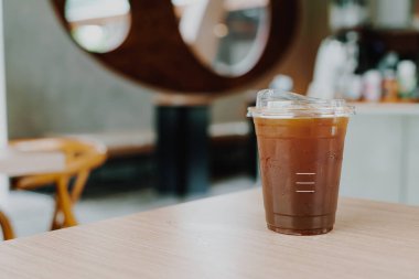 Buzlu americano kahvesi ya da kafeteryadaki uzun koyu kahve bardağı.