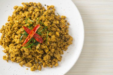 Sarı köri ezmesiyle kızartılmış domuz eti Kua Kling, Tayland 'ın geleneksel yemeklerinden biridir.