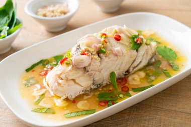 Buğulanmış deniz levreği fileto bifteği ve şifalı ot.