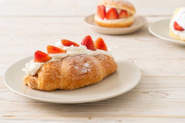Çilekli ve taze kremalı kruvasan.