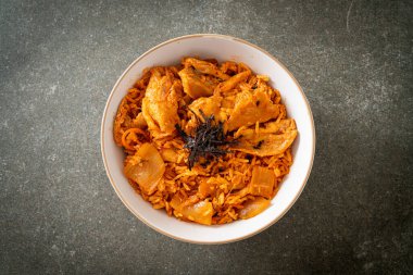 Kore usulü domuz dilimlenmiş kimchi pilavı.