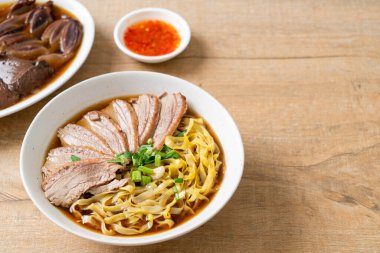 Kahverengi çorbada pişmiş ördekli yumurta eriştesi. Asya usulü.