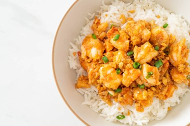 Sarımsaklı karides ve karides lapası.