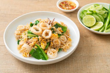 Kalamar ya da ahtapotlu pilav. Kalamar, yumurta ve lahana ile kızartılmış pilav.