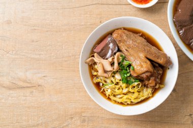 Kahverengi çorbada haşlanmış ördek ve haşlanmış yumurtalı şehriye Asya yemeği.