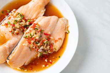 Yuzu Ponzu soslu haşlanmış alabalık veya somon balığı.