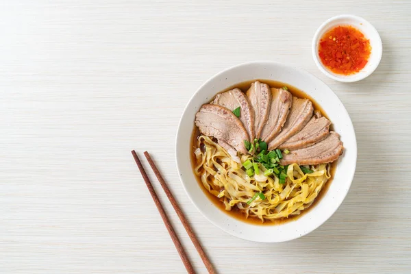 Kahverengi çorbada pişmiş ördekli yumurta eriştesi. Asya usulü.