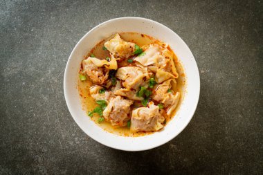 Domuz çorbası ya da kızarmış acılı domuz köftesi çorbası. Asya usulü.