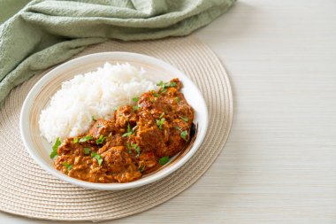 Tavuklu tikka masala, tabakta pilav, Hint yemeği tarzı.