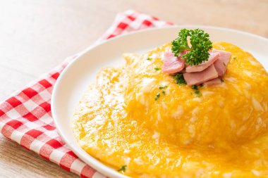 Pirinçli kremalı omlet veya jambonlu pilav ve yumuşak omlet.