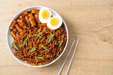 Jjajang Rabokki - Kore hazır eriştesi veya Kore pirinçli Ramyeon veya Tteokbokki ve siyah fasulye soslu yumurta - Kore yemeği tarzı