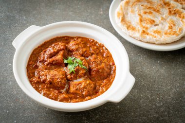 Hint usulü tavuk tikka masala baharatlı körili et yemeği roti veya naan ekmeği.