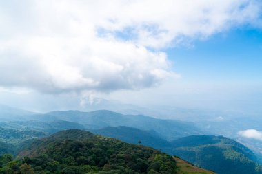 Tayland, Chiang Mai 'deki Kew Mae Pan Doğa Yolu' nda bulutlu ve mavi gökyüzü olan güzel bir dağ tabakası.