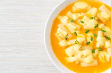 Peynirli tteokbokki ya da peynirli Kore pirinç keki - Kore yemeği tarzı.