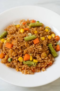 Yeşil bezelyeli kızarmış pirinç, havuç ve mısır - vejetaryen ve sağlıklı gıda tarzı