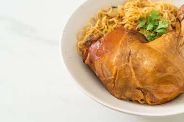 Kurutulmuş erişte ve haşlanmış tavuk kasesi. Asya usulü.