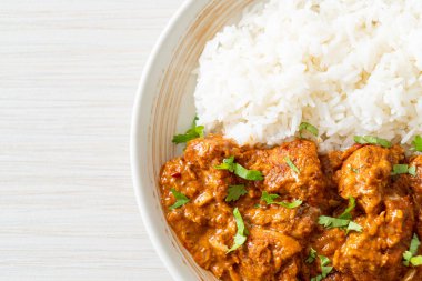 Tavuklu tikka masala, tabakta pilav, Hint yemeği tarzı.