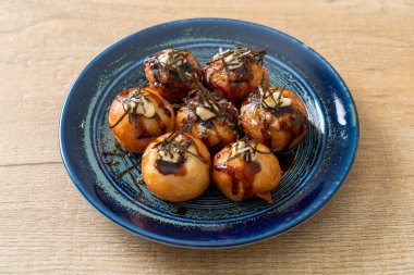 Takoyaki köftesi ya da ahtapot köftesi - Japon yemeği tarzı.