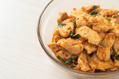 Kızarmış tavuğu acı biber ezmesi ya da biber ezmesi ile karıştırmak - Asya yemeği tarzı