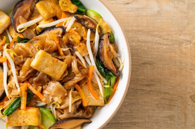 Tofu ve sebzeli kızarmış şehriye. Vejetaryen ve vejetaryen yemek tarzı.