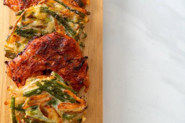 Pajeon veya Kore gözlemesi ve Kore kimçi krepi veya Kimchijeon - Kore geleneksel yemek tarzı