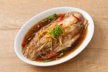 Soya soslu balık buğulama - Asya yemeği tarzı