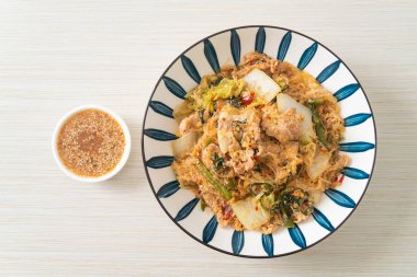 Kızarmış Tayland usulü Sukiyaki ya da Sukiyaki soslu domuz ve sebzeli karışık vermicelli Asya yemeği.