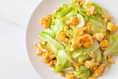 Ev yapımı kızarmış lahana ve tabakta yumurta.