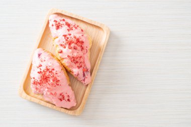 Tahta tabakta çilekli çikolata soslu kruvasan.