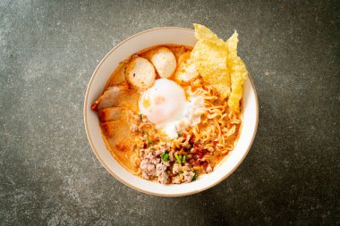 Baharatlı çorbada köfte ve domuz etli hazır şehriye mi yoksa Asya usulü Tom Erişte mi?