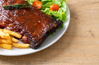 Barbekü soslu ızgara pirzola ve domuz pirzolası.