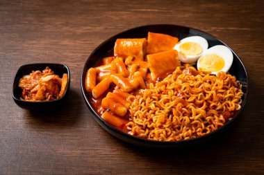 Kore usulü hazır erişte, pirinç keki, balık köftesi ve haşlanmış yumurta, Rabokki, Kore usulü.