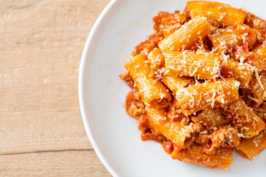 Peynirli bolonez rigatoni makarna - geleneksel İtalyan makarnası