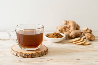 Zencefil köklü sıcak ve tatlı zencefil suyu bardağı.