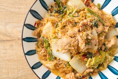 Kızarmış Tayland usulü Sukiyaki ya da Sukiyaki soslu domuz ve sebzeli karışık vermicelli Asya yemeği.