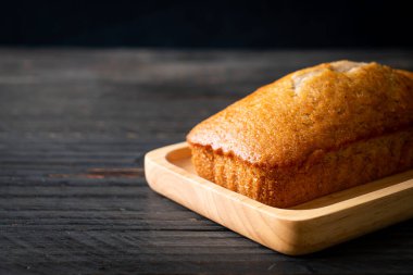 Ev yapımı muzlu ekmek ya da dilimlenmiş muzlu kek.