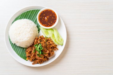 Baharatlı domuz eti, pilav ve Asya usulü baharatlı sos.