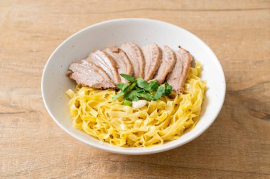 Beyaz kasede kurutulmuş ördek eriştesi. Asya usulü.