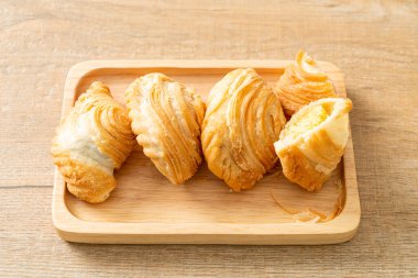 Körili puf böreği. Tahta tabakta doldurulmuş fasulye.