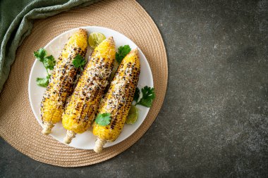 Barbekü ve ızgara mısır, peynirli ve limonlu