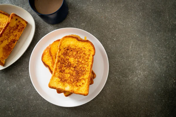French Toast Auf Weißem Teller Zum Frühstück — Stockfoto