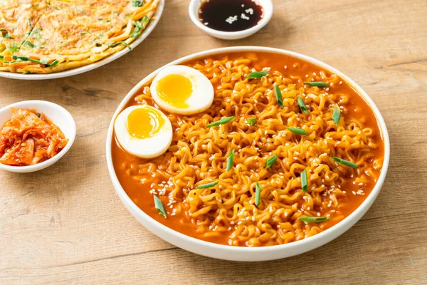 Ramyeon Atau Instan Korea Dengan Telur Gaya Makanan Korea — Stok Foto